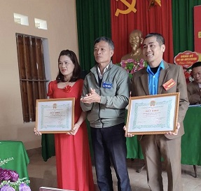 Ông Nguyễn Quốc Tuấn PCT Hội ND huyện tặng giấy khen cho tập thể, cá nhân có thành tích trong công tác hội nhiệm kỳ 2018-2023