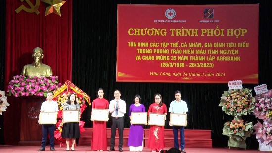 Đồng chí Bùi Quốc Khánh trao giấy khen cho các gia đình có thành tích tiêu biểu trong phong trào hiến máu tình nguyện