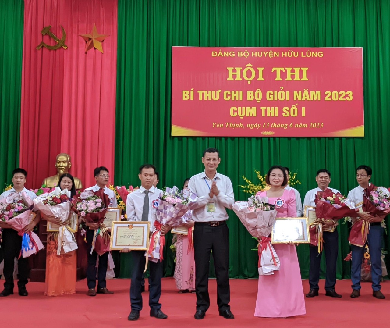 Đồng chí Phạm Công Minh, Ủy viên Ban Thường vụ Huyện Ủy, Trưởng Ban Tuyên giáo Huyện ủy trao giải nhất  cho 2 thí sinh