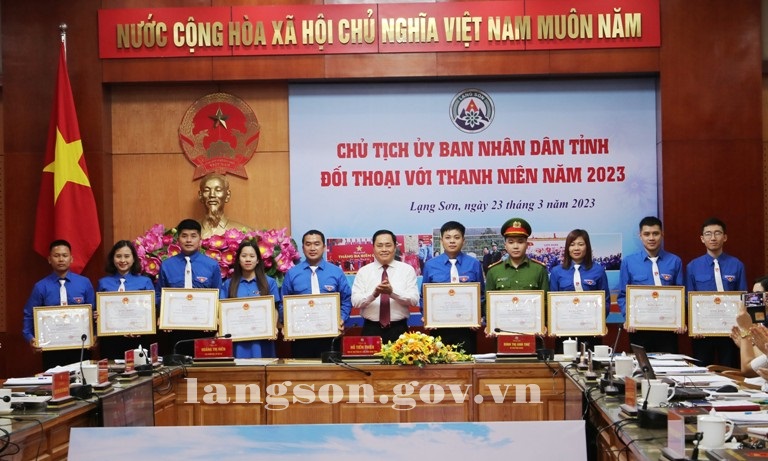 Đồng chí Hồ Tiến Thiệu, Chủ tịch UBND tỉnh trao Bằng khen của UBND tỉnh cho các cá nhân