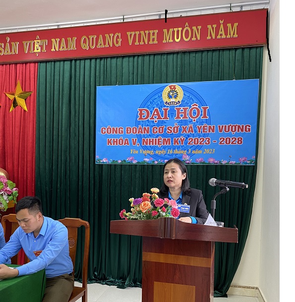 Ảnh: Đ/c Hoàng Thị Bích Hà, Huyện uỷ Viên, Chủ tịch Liên đoàn  lao động huyện dự và phát biểu chỉ đạo Đại hội