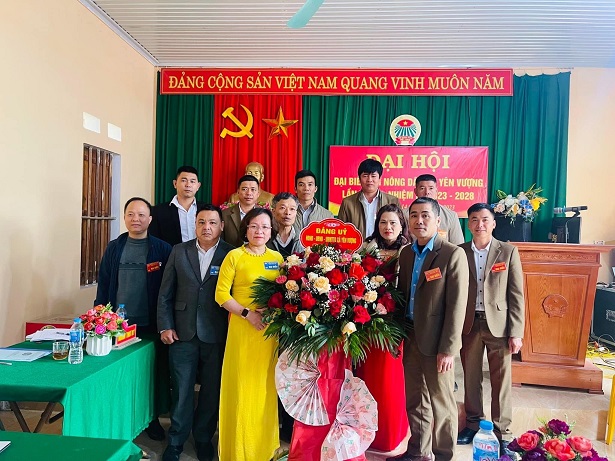 Lãnh Đạo Hội Nông dân huyện, Đảng ủy, UBND tặng hoa chức mừng BCH Hội ND xã